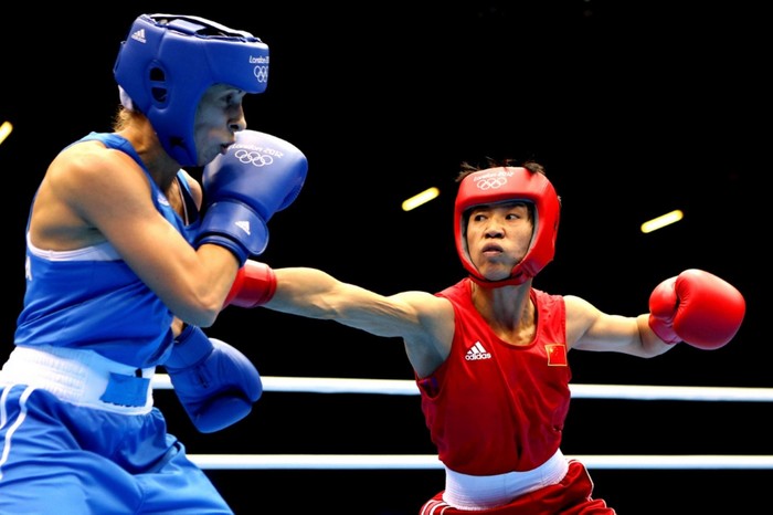 Trận đấu môn Boxing giữa Cancan Ren (áo đỏ) của Trung Quốc và Elena Savelyeva của Nga.